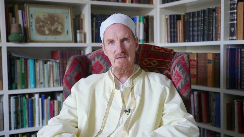 Abdal Hakim Murad (ur. 1960) jest brytyjskim teologiem muzułmańskim, profesorem islamistyki na uniwersytecie w Cambridge oraz założycielem Cambridge Muslim College, instytucji kształcącej brytyjskich imamów. Tłumacz wielu klasycznych pozycji muzułmańskich, założyciel Centralnego Meczetu Cambridge.