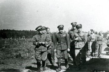 Wizyta dowódcy POW, gen. dyw. Bronisława Półturzyckiego (pierwszy z lewej) w 47. pp na poligonie.
